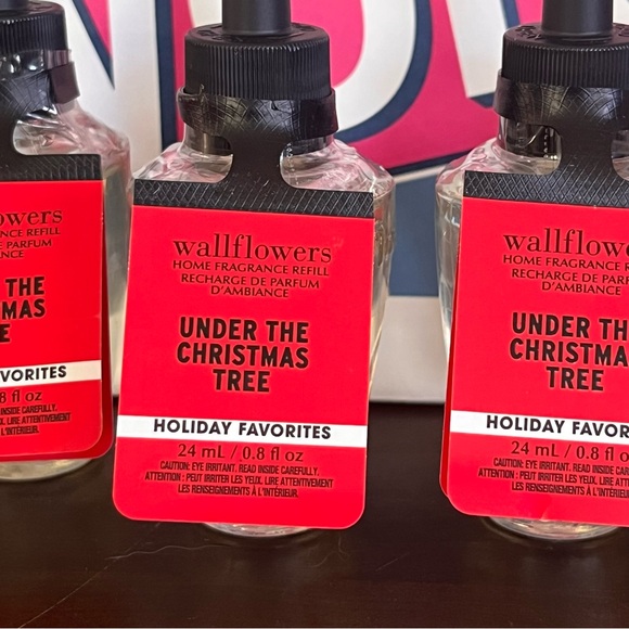 New Under The Christmas Tree Bath & Body Works wallflower refill bulbs, 4 pack - Picture 2 of 4